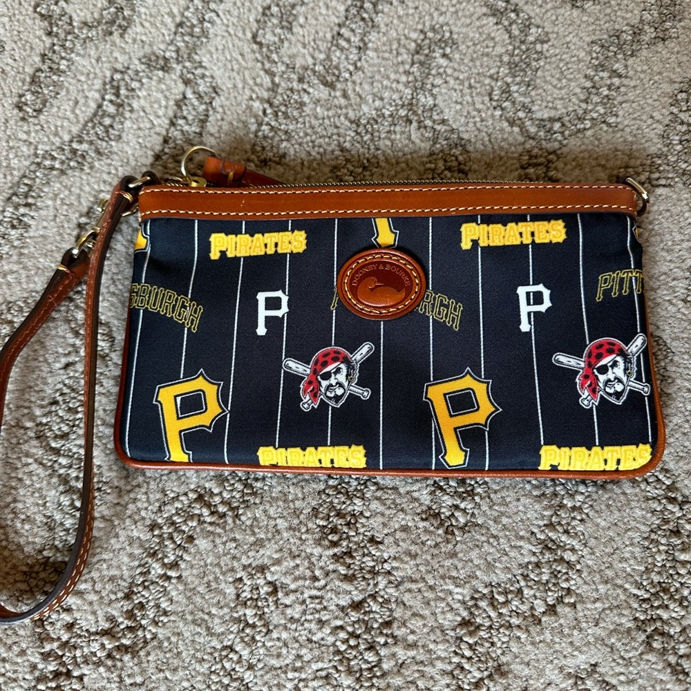 Dooney & Bourke MLB Pittsburgh Pirates BNWOT Wristlet 🏴‍☠️